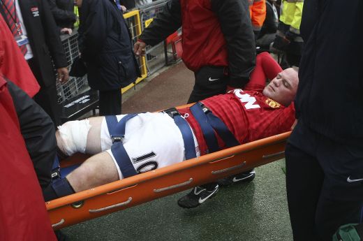 Scene HORROR pe Old Trafford! Rooney, cu piciorul plin de SANGE dupa o intrare CRIMINALA! A parasit terenul in lacrimi! VIDEO_3