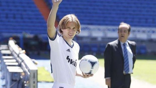 VIDEO Primele imagini cu Modric pe Bernabeu: &quot;Sunt gata sa joc cu Barca!&quot; Ce promisiune le face fanilor: