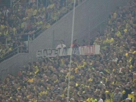 SCANDAL URIAS in Germania! Fanii lui Dortmund sunt facuti praf dupa ce au afisat un banner NAZIST! Ce scria in mesajul controversat:_2