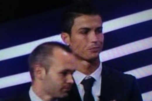 FOTO GENIAL! Ronaldo is not impressed! Figura INCREDIBILA a lui CR7 cand a vazut ca Iniesta i-a luat premiul:_1