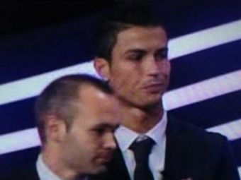 
	FOTO GENIAL! Ronaldo is not impressed! Figura INCREDIBILA a lui CR7 cand a vazut ca Iniesta i-a luat premiul:
