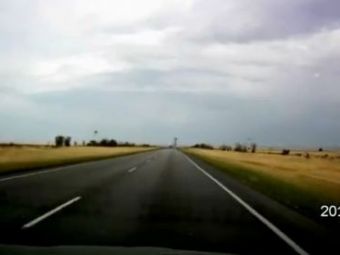 
	VIDEO: Era un drum linistit si lipsit de griji! Totul parea perfect... asta&nbsp;pana cand a aparut monstrul pe cer!
