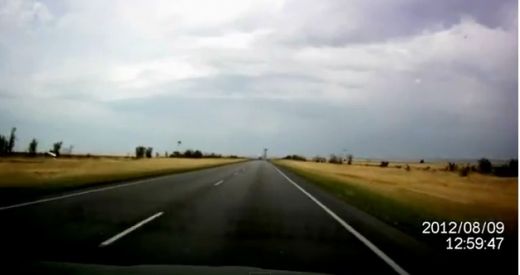 
	VIDEO: Era un drum linistit si lipsit de griji! Totul parea perfect... asta&nbsp;pana cand a aparut monstrul pe cer!
