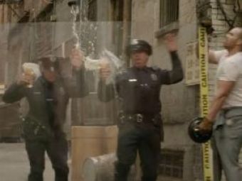 VIDEO: Urmariri ca-n filme cu final de tot rasul pentru niste bieti politisti! O gasca de infractori i-a alergat prin tot orasul!