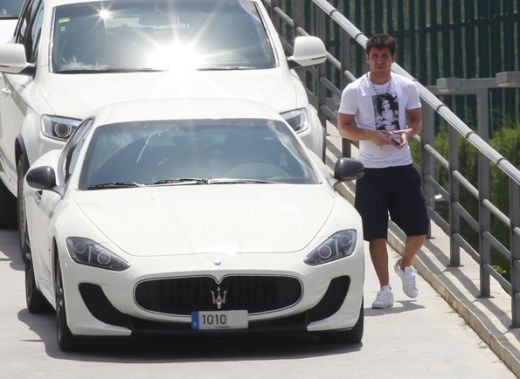 Messi ii da lovitura fatala lui Cristiano Ronaldo: Si-a luat o masina mai tare decat el! Crezi ca ajunge la pedale? :) FOTO_1