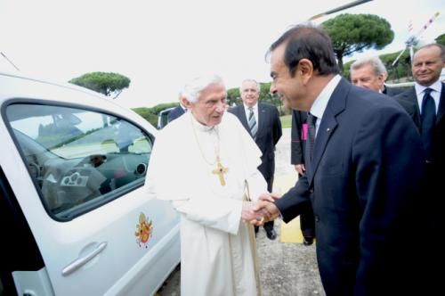 
	FOTO Papa are masina noua! &quot;Mergeti pe ECO!&quot; Vezi ce Renault electric si-a luat:
