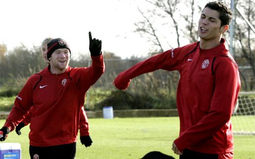 
	&#39;Zeul&#39; Ronaldo, tinta IRONIILOR in vestiarul lui Manchester United :) Rooney, dezvaluire senzationala in cartea sa:
