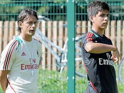 FOTO ISTORIC: Inzaghi, la primul meci ca antrenor! Berlusconi i-a oferit sansa de a-l antrena pe fiul unui fotbalist LEGENDAR! Poti sa ghicesti langa cine sta?_2