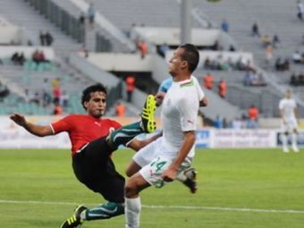 
	Scene INCREDIBILE la un meci de fotbal: Jucatorii nationalei Libiei au vrut sa isi LINSEZE adversarii! Un algerian a replicat cu o lovitura care il face invidios si pe Badr Hari: 
