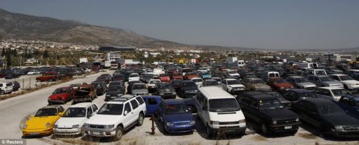 FOTO INCREDIBIL! Mii de masini ABANDONATE in depozitele din Grecia din cauza crizei! Daca le vand, grecii scapa de SARACIE! Imagini DUREROASE:_2