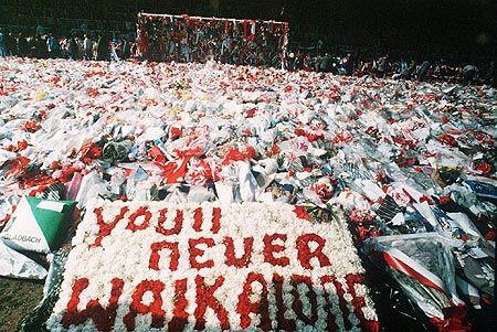 Mai SOCANT decat "Catalin Haldan are usa in tavan!" Fanii lui Manchester United si-au batut joc de unul dintre cele tragice momente din istoria fotbalului!_2