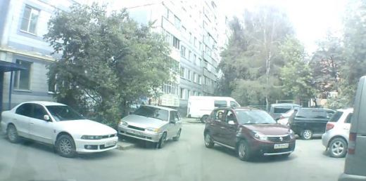 sandero Dacia fete parcare strivita