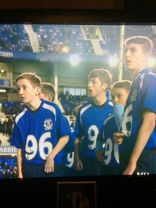 Emotionant! S-au batut mai mult de 100 de ani, dar ieri s-au declarat FRATI! Gestul superb al fanilor lui Everton a facut milioane de oameni sa planga: SUPER FOTO!  _3