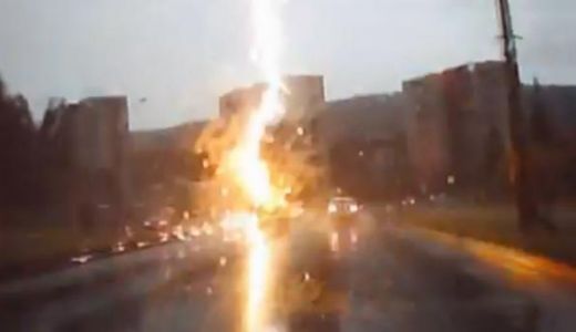 
	VIDEO: Ditamai SUV-ul, fulgerat violent in trafic! Culmea ca si atunci cand nu au nici o vina, rusii tot o patesc!
