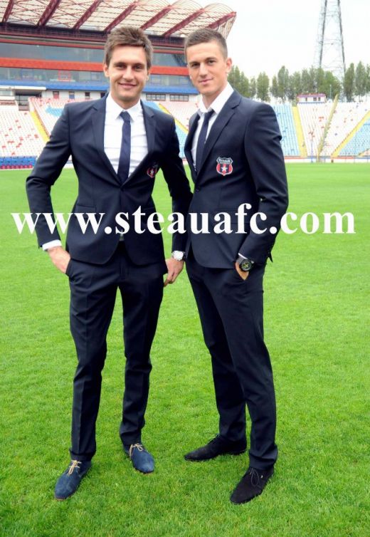 FOTO Men in black! Steaua a ajuns la Stuttgart! Reghe a primit un cadou SURPRIZA din partea jucatorilor! Ce tricou i-au facut:_2