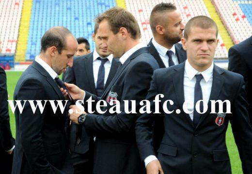 FOTO Men in black! Steaua a ajuns la Stuttgart! Reghe a primit un cadou SURPRIZA din partea jucatorilor! Ce tricou i-au facut:_11
