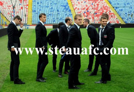 FOTO Men in black! Steaua a ajuns la Stuttgart! Reghe a primit un cadou SURPRIZA din partea jucatorilor! Ce tricou i-au facut:_13