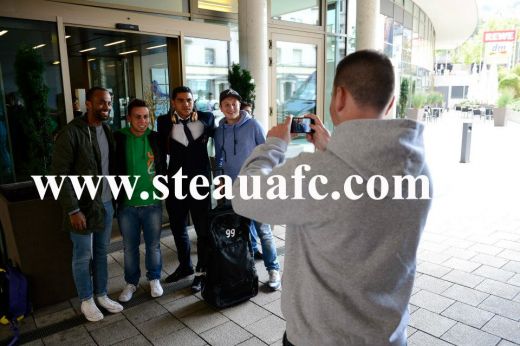 FOTO Men in black! Steaua a ajuns la Stuttgart! Reghe a primit un cadou SURPRIZA din partea jucatorilor! Ce tricou i-au facut:_4