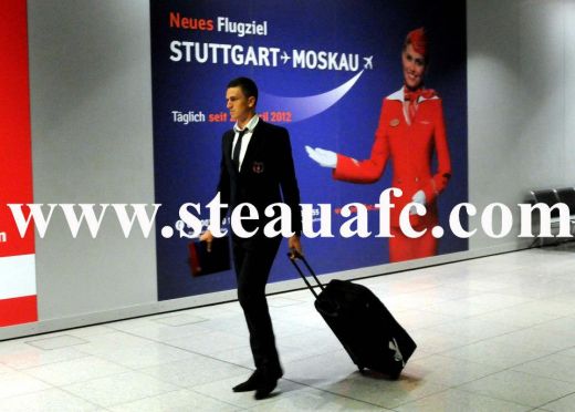 FOTO Men in black! Steaua a ajuns la Stuttgart! Reghe a primit un cadou SURPRIZA din partea jucatorilor! Ce tricou i-au facut:_5
