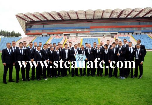 FOTO Men in black! Steaua a ajuns la Stuttgart! Reghe a primit un cadou SURPRIZA din partea jucatorilor! Ce tricou i-au facut:_6