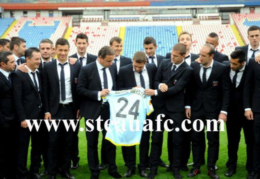FOTO Men in black! Steaua a ajuns la Stuttgart! Reghe a primit un cadou SURPRIZA din partea jucatorilor! Ce tricou i-au facut:_7