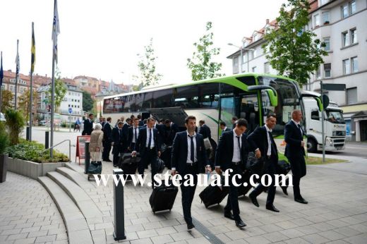 FOTO Men in black! Steaua a ajuns la Stuttgart! Reghe a primit un cadou SURPRIZA din partea jucatorilor! Ce tricou i-au facut:_8