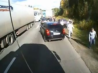 
	VIDEO SOCANT: Nu te pune cu camionagii rusi ca iese urat de tot! Te&nbsp;calca-n picioare&nbsp;si-ti fac masina praf!
