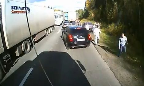
	VIDEO SOCANT: Nu te pune cu camionagii rusi ca iese urat de tot! Te&nbsp;calca-n picioare&nbsp;si-ti fac masina praf!
