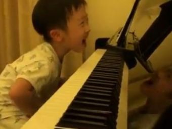 
	VIDEO FABULOS! N-o sa-ti vina sa crezi cum canta la pian pustiul asta de 5 ani! E considerat GENIAL de muzicieni! 1 mil de oameni l-au ascultat intr-o saptamana

