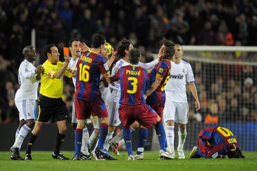 
	Barca, gata sa-i dea lovitura de GRATIE lui Mourinho! Galacticul calcat in PICIOARE de portughez, pe Camp Nou? Ce spune Rosell:

