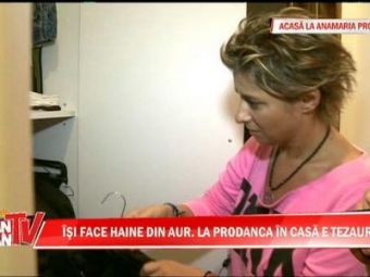 
	Ana Maria Prodan a facut senzatie la Cancan TV! In timp ce Reghe o califica pe Steaua in Cupa, sotia sa se lauda cu hainele ei de AUR! Cum traieste meciurile Stelei:
