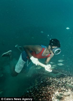 FOTO Descoperire INCREDIBILA in Oceanul Indian! Oamenii astia sunt UNICI pe fata pamantului! Modul in care prind peste socheaza planeta!_11