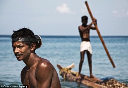 FOTO Descoperire INCREDIBILA in Oceanul Indian! Oamenii astia sunt UNICI pe fata pamantului! Modul in care prind peste socheaza planeta!_13