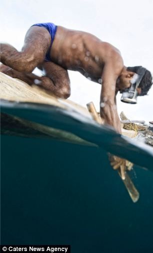 FOTO Descoperire INCREDIBILA in Oceanul Indian! Oamenii astia sunt UNICI pe fata pamantului! Modul in care prind peste socheaza planeta!_16