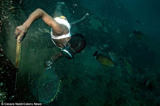 FOTO Descoperire INCREDIBILA in Oceanul Indian! Oamenii astia sunt UNICI pe fata pamantului! Modul in care prind peste socheaza planeta!_18