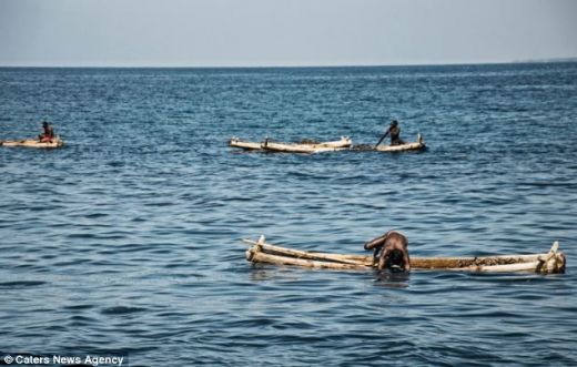 FOTO Descoperire INCREDIBILA in Oceanul Indian! Oamenii astia sunt UNICI pe fata pamantului! Modul in care prind peste socheaza planeta!_3