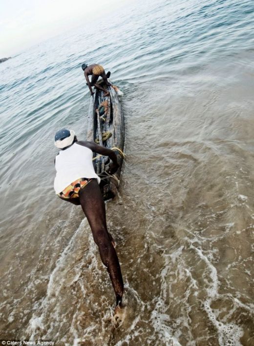 FOTO Descoperire INCREDIBILA in Oceanul Indian! Oamenii astia sunt UNICI pe fata pamantului! Modul in care prind peste socheaza planeta!_4