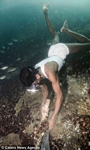 FOTO Descoperire INCREDIBILA in Oceanul Indian! Oamenii astia sunt UNICI pe fata pamantului! Modul in care prind peste socheaza planeta!_9