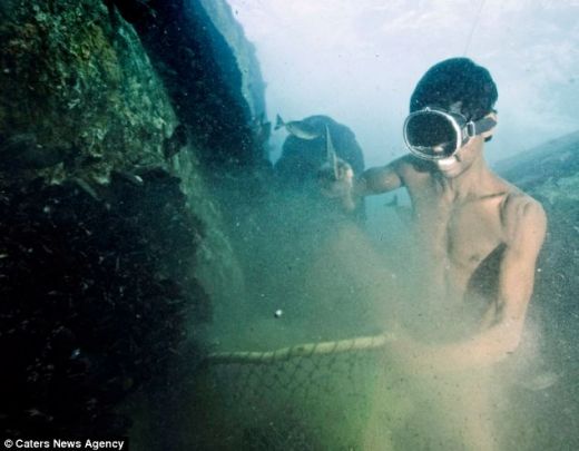 FOTO Descoperire INCREDIBILA in Oceanul Indian! Oamenii astia sunt UNICI pe fata pamantului! Modul in care prind peste socheaza planeta!_10