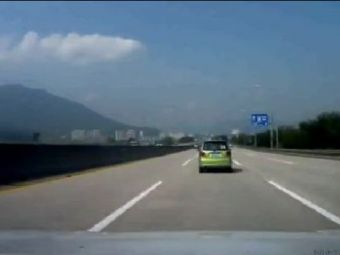 VIDEO Soferul asta a avut un SOC! Ce s-a intamplat pe autostrada cu un Matiz care mergea in viteza maxima! 