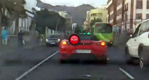 VIDEO GENIAL! Dovada ca femeile sunt NEBUNE dupa masinile frumoase! Un Ferrari a provocat ORGASM pe sosea!