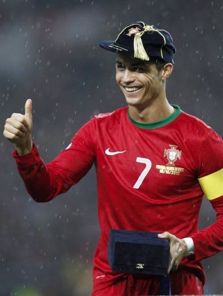 GENIAL! "Ba, asta e Ronaldo? Ce penibil e!" Cum au facut portughezii MISTO de Ronaldo la a 100-a selectie! Poza la care Messi rade cu lacrimi! :)_1