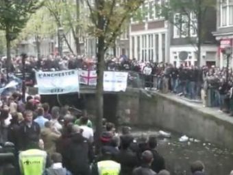 
	VIDEO: In stanga englezi, in dreapta olandezi! Suporterii lui City si Ajax s-au intalnit pe un pod! Politia a facut 25 de arestari! Vezi ce a iesit:
