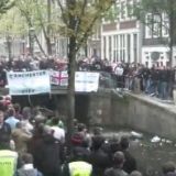 VIDEO: In stanga englezi, in dreapta olandezi! Suporterii lui City si Ajax s-au intalnit pe un pod! Politia a facut 25 de arestari! Vezi ce a iesit: