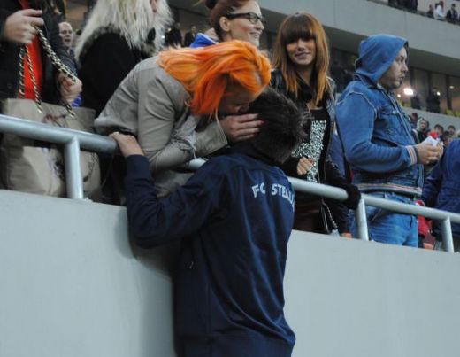 FOTO EMOTIONANT! Imaginea serii pe National Arena! Ce a facut Rusescu imediat dupa meciul cu Molde: "Bravo, tataie!"_2