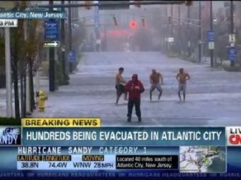 
	DEMENTII astia au avut curaj sa sfideze URAGANUL Sandy! Ce faceau in timpul furtunii CRIMINALE din SUA! VIDEO:
