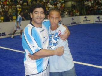 
	FABULOS! &quot;Stia bine cu mingea! De fapt, era MAGICIAN pe teren!&quot; Maradona laudat de RIVALUL lui Messi! Recunosti cine este in poza?
