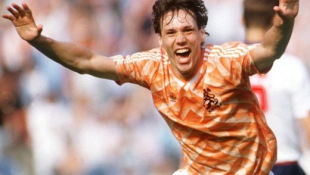 
	Portocala e in SARBATOARE! &quot;Olandezul zburator&quot; face 48 de ani! Cele mai TARI goluri ale lui Van Basten, omul care ne-a &#39;stricat&#39; ultima FINALA europeana!
