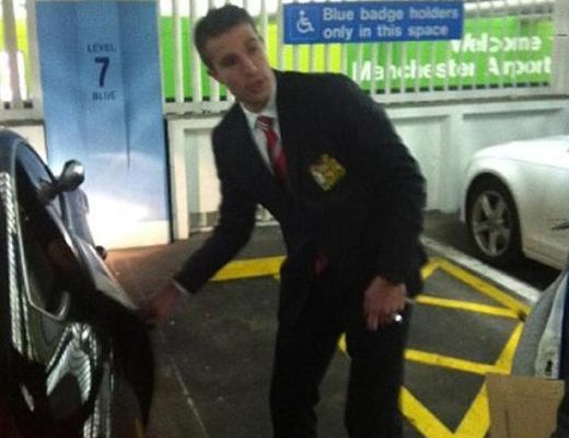FOTO "Baiatul asta e NESIMTIT" Gafa care i-a scandalizat pe englezii din Manchester! Unde si-a parcat Van Persie masina:_1
