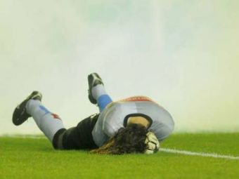 ATENTAT pe un teren de fotbal! Un portar a fost la un pas de moarte din cauza unor HULIGANI! Momente de groaza in tara lui Messi! VIDEO